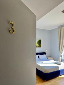 sypialnia z łóżkiem z numerem na ścianie w obiekcie Sweet Home Desiree we Florencji