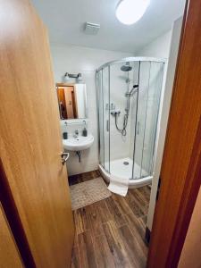 W łazience znajduje się prysznic i umywalka. w obiekcie MyMara, Apartmán Beťo w Beszeniowej