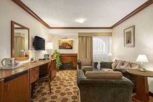 TV a/nebo společenská místnost v ubytování Ramada by Wyndham Bahrain
