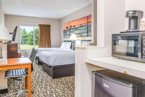 um quarto de hotel com uma cama e uma televisão em Days Inn by Wyndham Coliseum Montgomery AL em Montgomery
