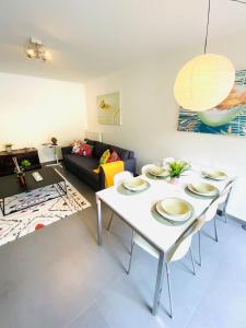 een woonkamer met 2 witte tafels en een bank bij Large 3 bedrooms in Center with Terraces & Parking - ROL1 in Luxemburg