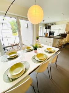 een eettafel met gele borden en stoelen bij Large 3 bedrooms in Center with Terraces & Parking - ROL1 in Luxemburg