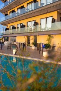 Bazén v ubytování Lans Hotel nebo v jeho okolí