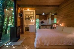 a bedroom with a large bed and a kitchen at Cabanas de Apriscos in Gallardo