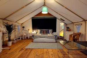 Hozanejos的住宿－Tranquilo Glamping，帐篷内一间卧室,配有一张床