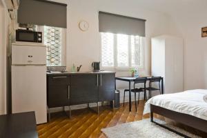 a room with a kitchen and a bed and a table at Florentine Studio 3 in Tel Aviv