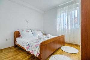 Modern apartment in peaceful area - Zadar في زادار: غرفة نوم بسرير ونافذة كبيرة