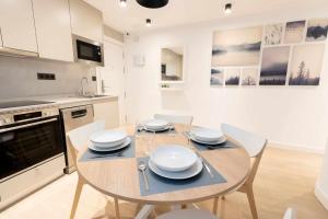 a kitchen with a table and chairs in a kitchen at Apartamento Venecia Living Suites en Castellón in Castellón de la Plana
