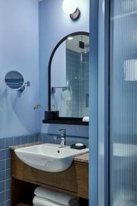 a bathroom with a white sink and a mirror at Hyatt Centric Cambridge in Cambridge