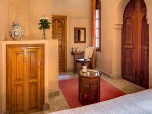 - une chambre avec un lit et une table dans l'établissement Marrakech Riads, Angsana Heritage Collection, à Marrakech