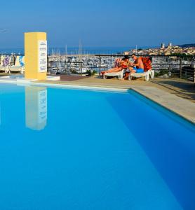 The swimming pool at or close to Residence Residéal Antibes