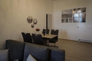 a living room with a table and a couch at Ferienwohnung Saaletal in Naumburg