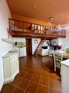 ein Wohnzimmer mit einem Loft mit einer Treppe in der Unterkunft Amazing house 10 min by car from the beach in Olbia