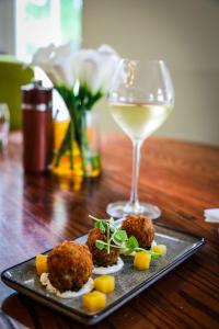 une assiette de nourriture et un verre de vin sur une table dans l'établissement Angmering Manor Hotel, à Angmering