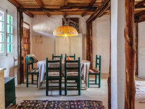 comedor con mesa y sillas en Khanfous Retreat, en Asilah