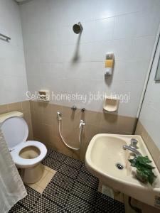 a bathroom with a toilet and a sink at OCEAN ESCAPE@Selesa Hillhomes, Bukit Tinggi Pahang in Bentong