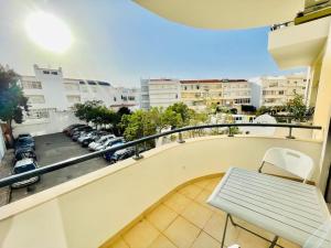 balcón con banco y vistas a un aparcamiento en PêraDoce - Beach 150m - Terrace - Private Parking, en Armação de Pêra