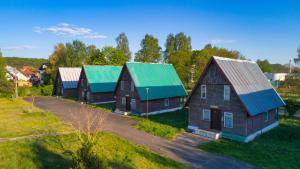 een groep huizen met groene daken op een veld bij OW Gromada Pod Topolami in Międzyzdroje