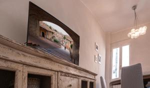 佩魯賈的住宿－City Center - Alba di Perugia，客厅设有壁炉上方的大镜子