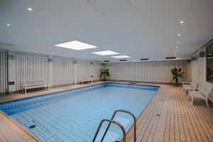 - une grande piscine dans un grand bâtiment dans l'établissement Strandperle, à Wyk auf Föhr