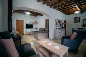 a living room with a couch and a table at Casa Rural Dehesa de Algar in Algar