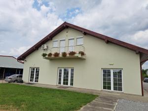 un edificio blanco con balcón y flores. en Casa Livia PP Aparthotel, en Oradea