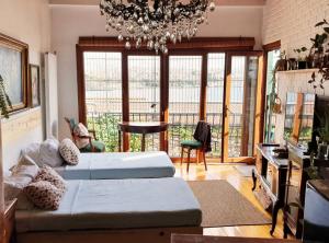 Habitación con 2 camas y lámpara de araña. en Green House, en Estambul