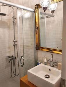 y baño con lavabo y ducha con espejo. en Green House, en Estambul