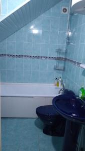 łazienka z toaletą, umywalką i wanną w obiekcie Дом-House в Vadul lui Voda w mieście Vadul lui Vodă
