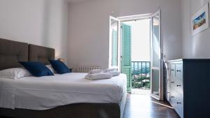佩魯賈的住宿－City Center - Alba di Perugia，一间卧室配有带毛巾的床