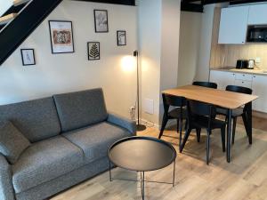 ein Wohnzimmer mit einem Sofa und einem Tisch in der Unterkunft Apartament Laguna Beskidów 76 przy Jeziorze Żywieckim - Dream Apart in Zarzecze