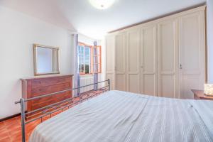 マリーナ・ディ・カンポにあるVilletta Le Palmeのベッドルーム1室(ベッド1台、ドレッサー、窓付)