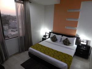 Ένα ή περισσότερα κρεβάτια σε δωμάτιο στο Hotel The Marque Mathura +24 φωτογραφίες