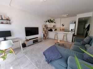 O bucătărie sau chicinetă la Beachfront Apartment on Muizenberg Surfers Corner +9 fotografii