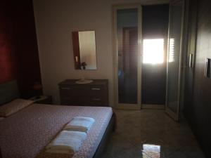 een slaapkamer met een bed met handdoeken erop bij Appartamento del PESCATORE vista mare in Portopalo
