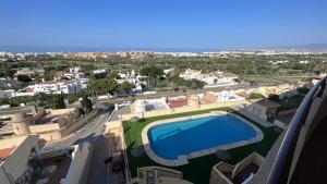 ariale Aussicht auf einen Pool in einem Haus in der Unterkunft Apartamento con vistas panorámicas al mar, golf, puerto deportivo in Almerimar