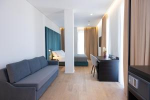 - un salon avec un canapé et une chambre dans l'établissement Lans Hotel, à Ksamil
