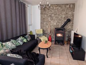 a living room with a couch and a fireplace at Un rêve à la mer in Plestin-les-Grèves