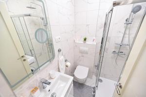 uma casa de banho com um chuveiro, um WC e um lavatório. em Mediterano Zara em Zadar