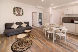salon z kanapą, stołem i krzesłami w obiekcie LD-Location Hôtel w mieście Montluçon +37 zdjęć