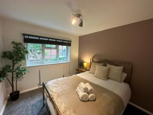 een slaapkamer met een bed met handdoeken erop bij Comfortable 3 Bed House with Garden & Parking in Nottingham