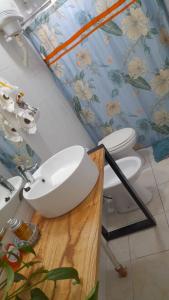 ein Badezimmer mit einem weißen Waschbecken und 2 WCs in der Unterkunft CASA EN JUANA KOSLAY San Luis con pileta in San Luis