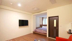 A bed or beds in a room at Shang Ti Sitou B&B