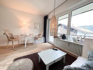 sala de estar con sofá y mesa en Eisvogel, en Oberstaufen