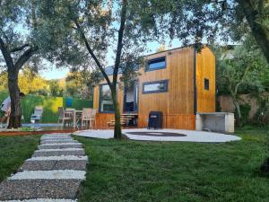 a tiny house with a backyard with a patio at Antik Tiny House in İznik