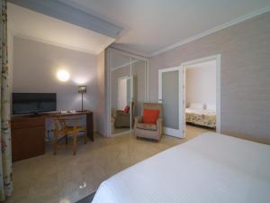 A television and/or entertainment centre at Hotel Spa Atlántico San Vicente do Mar
