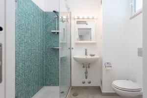 a bathroom with a toilet and a sink and a shower at SUNSET1 - By Smarthomes in São Martinho do Porto +19 photos