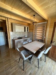 Lindi & Learti Apartments في دونجي ستوج: غرفة طعام مع طاولة وكراسي خشبية