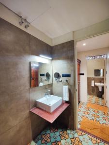 uma casa de banho com um lavatório e um WC em Ibex River Resort, Pollachi em Coimbatore