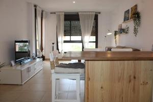 Μια τηλεόραση ή/και κέντρο ψυχαγωγίας στο Beautiful apartment with pool in Palm Mar